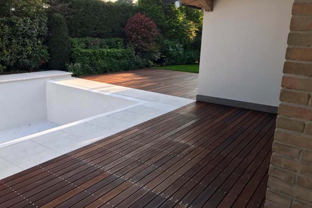 Trattamento con Everwood su un bordo piscina in legno.